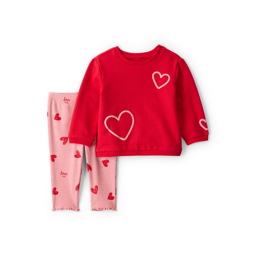 喜氣小甜心女童紅色愛心長袖衛衣與粉色羅紋印花長褲 2 件組，100%純棉材質適合春節走春拜年及幼兒園日常穿搭。