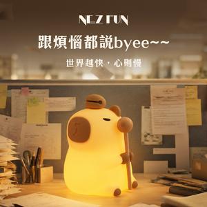 『快速出貨』情緒穩定的桌面夥伴【Nez Fun】木魚阿福水豚 療癒系拍拍燈 療癒小物 畢業禮物 畢業快樂 新鮮人禮物 出社會禮物 生日禮物 巨蟹座生日快樂 情人節禮物